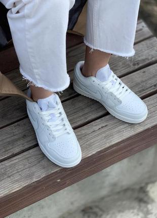 Женские белые кроссовки nike air jordan 1 low кожа white найк аир форс зима осень демисезон3 фото