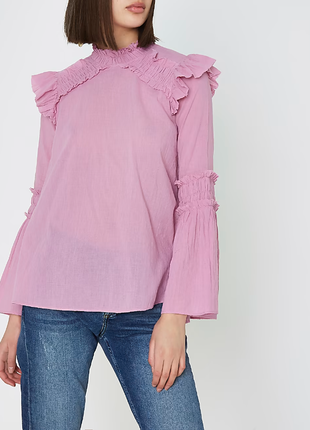 Розовая блузка с высоким горлом и рукавами клеш river island развая блузка с высоким горлом1 фото