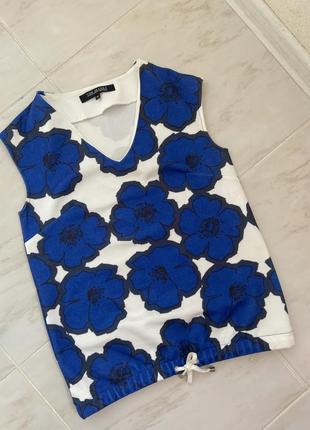 Дуже гарна плотна футболка майка з квітами синіми1 фото