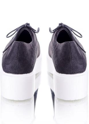 Стильні чорні замшеві туфлі броги на платформі на товстій підошві на шнурках3 фото