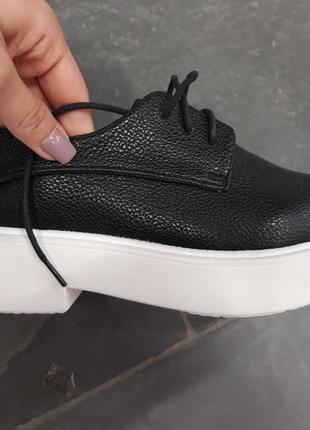 Стильные черные туфли броги на платформе на толстой подошве на шнурках4 фото