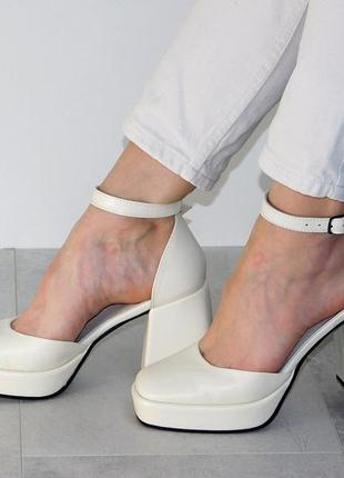 Стильні шкіряні туфлі на стійкому підборі жіночі з ремінцем молочного кольору6 фото