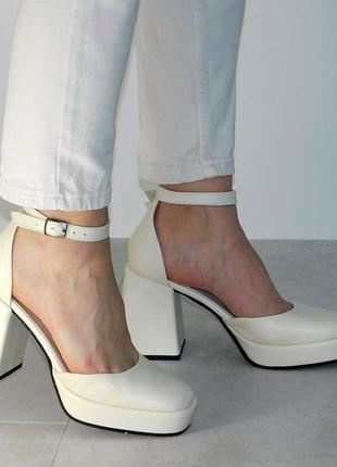 Стильные кожаные туфли на устойчивом каблуке женские с ремешком молочного цвета5 фото