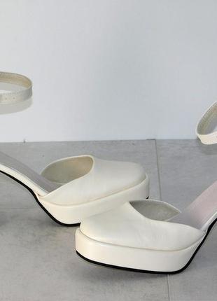 Стильные кожаные туфли на устойчивом каблуке женские с ремешком молочного цвета8 фото
