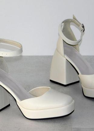 Стильні шкіряні туфлі на стійкому підборі жіночі з ремінцем молочного кольору10 фото