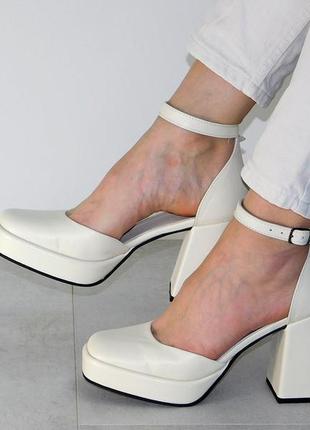 Стильные кожаные туфли на устойчивом каблуке женские с ремешком молочного цвета3 фото