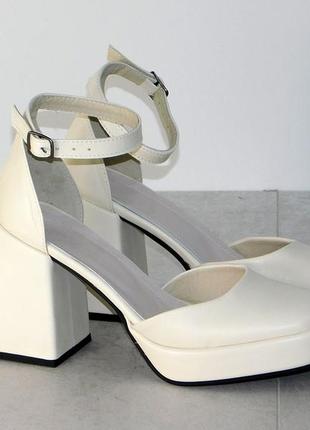 Стильные кожаные туфли на устойчивом каблуке женские с ремешком молочного цвета9 фото