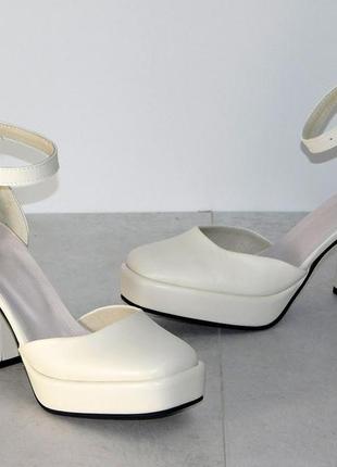 Стильные кожаные туфли на устойчивом каблуке женские с ремешком молочного цвета4 фото
