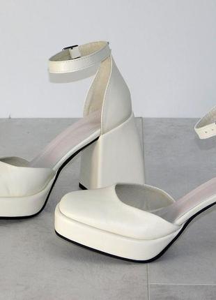 Стильные кожаные туфли на устойчивом каблуке женские с ремешком молочного цвета7 фото
