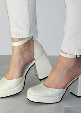 Стильні шкіряні туфлі на стійкому підборі жіночі з ремінцем молочного кольору2 фото