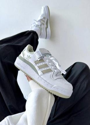 Классные женские кроссовки adidas forum low white olive белые с оливковым