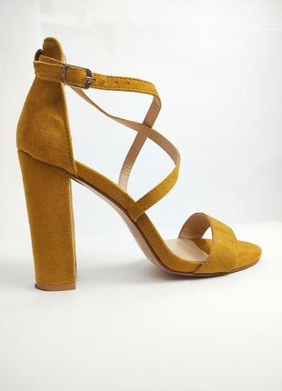 Горчично-желтые босоножки на высоком каблуке1 фото