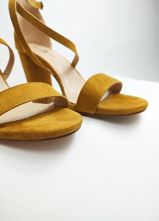 Горчично-желтые босоножки на высоком каблуке6 фото