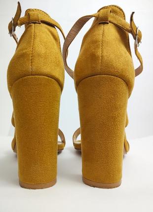 Горчично-желтые босоножки на высоком каблуке3 фото