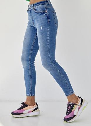 Женские зауженные джинсы с потертостями5 фото