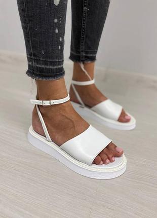 Білі жіночі шкіряні  сандалі із застібкою