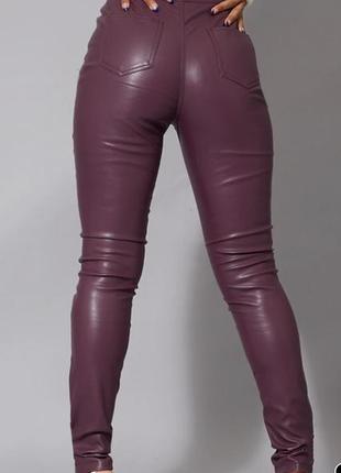 Узкие брюки из искусственной кожи сливового цвета от plt🔥3 фото