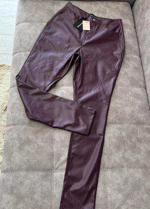 Узкие брюки из искусственной кожи сливового цвета от plt🔥6 фото