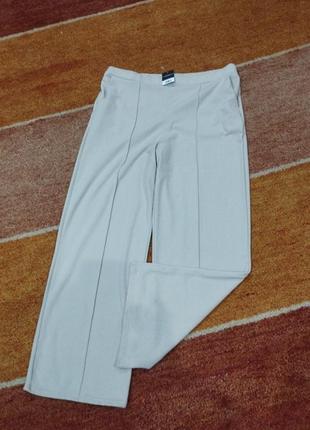 Кюлоты молочного цвета.