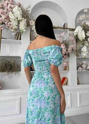 Квіткова сукня міді із шовку зі спущеними плечима та розрізом на нозі6 фото