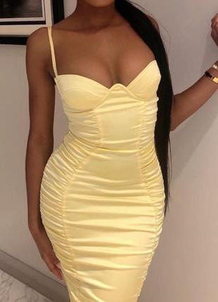Платье желтое атласное