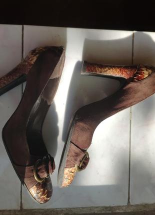 Туфли замшевые кожаные с принтом питона на каблуке змеиный принт3 фото