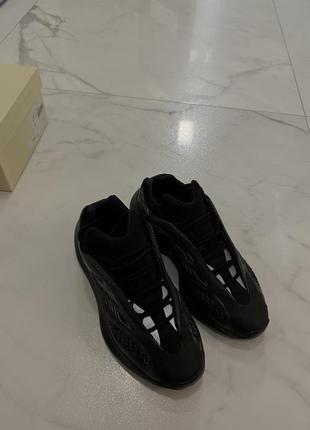 Кроссовки yeezy 700 v33 фото