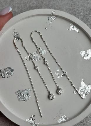Милые серебряные серьги протяжки с камнем