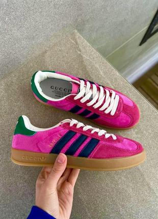 Прекрасні кросівки adidas gazelle x gucci pink velvet яскраві малинові