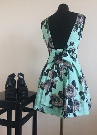 Платье с открытой спиной и красивым цветочным принтом2 фото