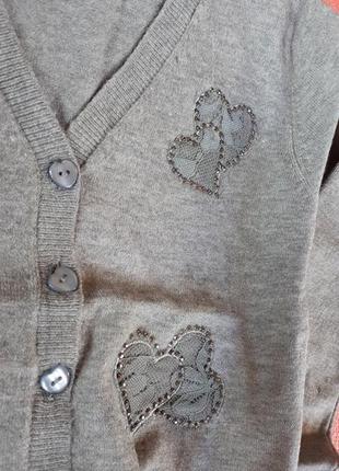 Кофта кардиган мягусенькая з сердечками перлинно сіра4 фото