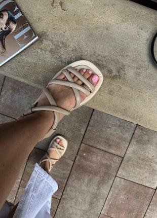 Шкіряні босоніжки тренд 2023