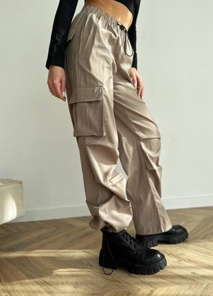 Брюки карго с накладными карманами кулисками затяжками стильные трендовые широкие свободные оверсайз брюки спортивные черные бежевые коричневые1 фото