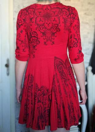 Яскрава червона сукня з квітковим принтом4 фото