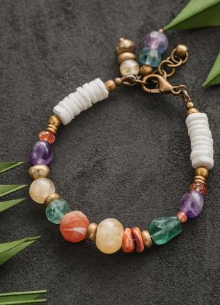 Яскравий літній різнокольоровий жіночий браслет в стилі бохо з натурального каміння, латуні, мушлі4 фото
