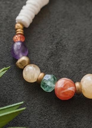Яскравий літній різнокольоровий жіночий браслет в стилі бохо з натурального каміння, латуні, мушлі5 фото