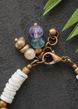 Яскравий літній різнокольоровий жіночий браслет в стилі бохо з натурального каміння, латуні, мушлі7 фото