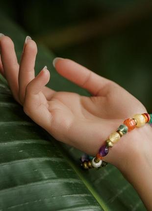 Яскравий літній різнокольоровий жіночий браслет в стилі бохо з натурального каміння, латуні, мушлі3 фото