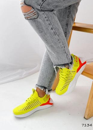 Яркие текстильные женские кроссовки на шнуровке