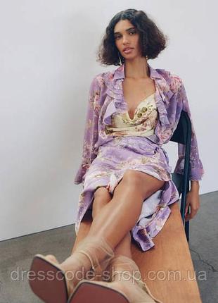 Блуза сиреневая в цветы с рюшами zara