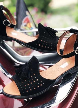 Модні сандалі босоніжки жіночі замшеві на низькому ходу із закритою п'ятою повсякденні нарядні чорні2 фото
