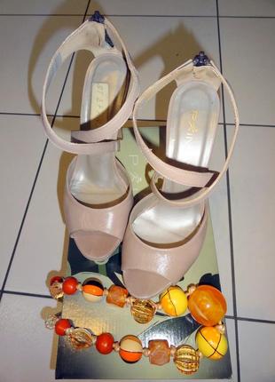 Бежеві босоніжки на високому каблуці фірми stefani розм.37