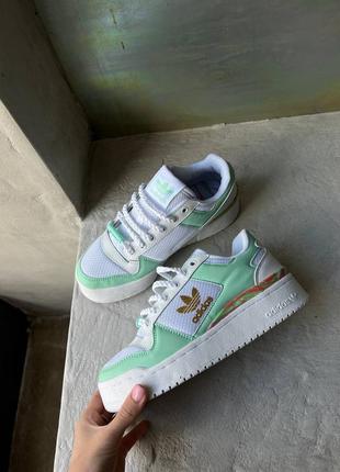 Adidas стильні жіночі шкіряні кросівки. натуральна шкіра