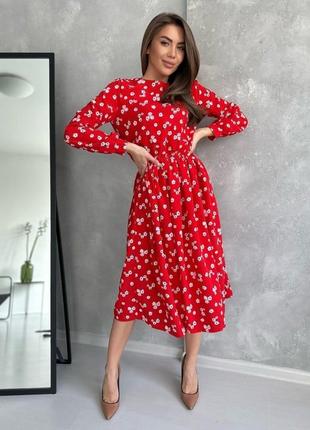 Красное приталенное платье с цветочным принтом