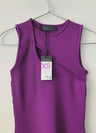 Новое платье в рубчик с актуальным вырезом на груди primark фиолетовое платье по фигуре фуксия2 фото