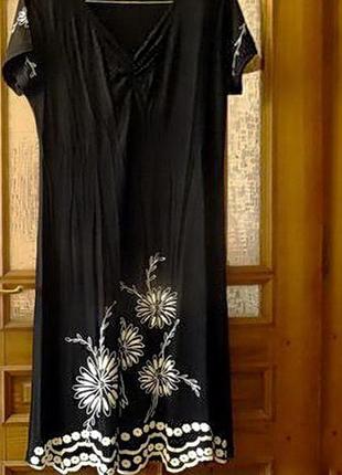 Нарядное платье с красиво декорированным подолом и рукавчиками1 фото