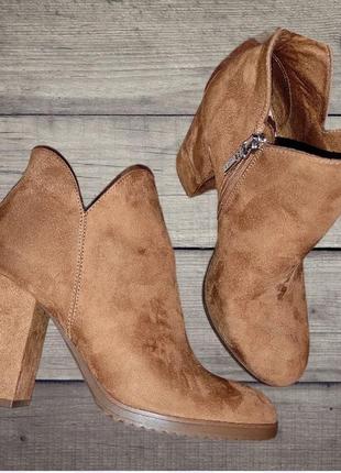 Стильні жіночі черевички тм bershka, 40розмір, замшеві ботильйони на стійкому каблуку