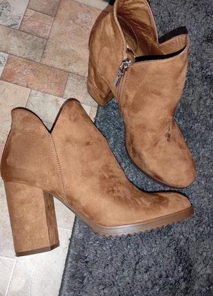 Стильні жіночі черевички тм bershka, 40розмір, замшеві ботильйони на стійкому каблуку