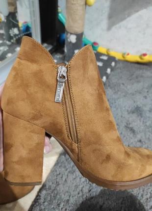 Стильні жіночі черевички тм bershka, 40розмір, замшеві ботильйони на стійкому каблуку
