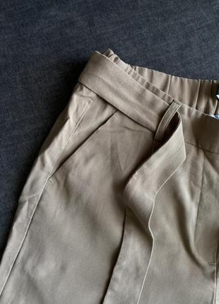 Летние бежевые шорты с поясом и карманами4 фото